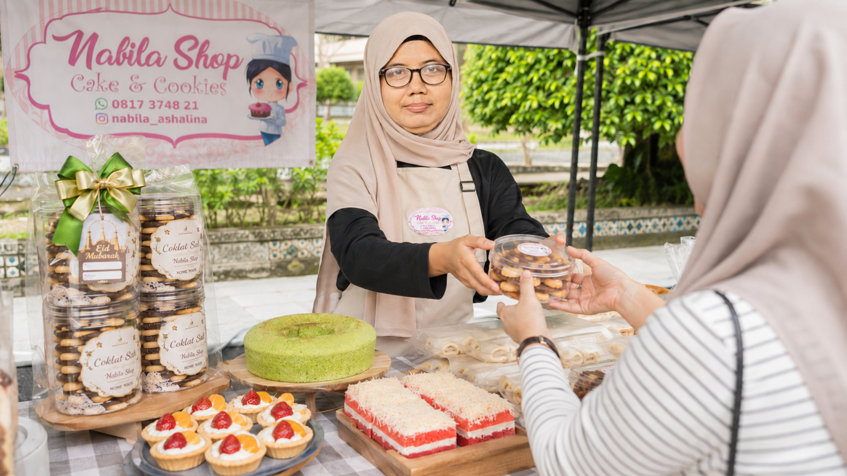 Aktivitas jualan Nabila Shop di lapak UMKM Surabaya